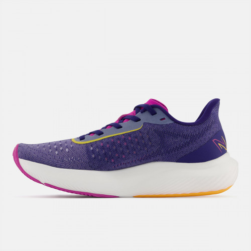 Женские кроссовки New Balance FuelCell Rebel v3